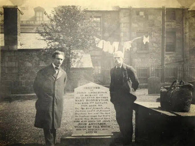 Houdini sulla tomba di Anderson